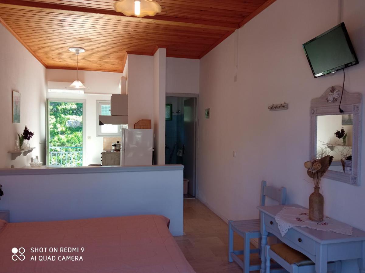 Soustas Apartments Longos  ภายนอก รูปภาพ